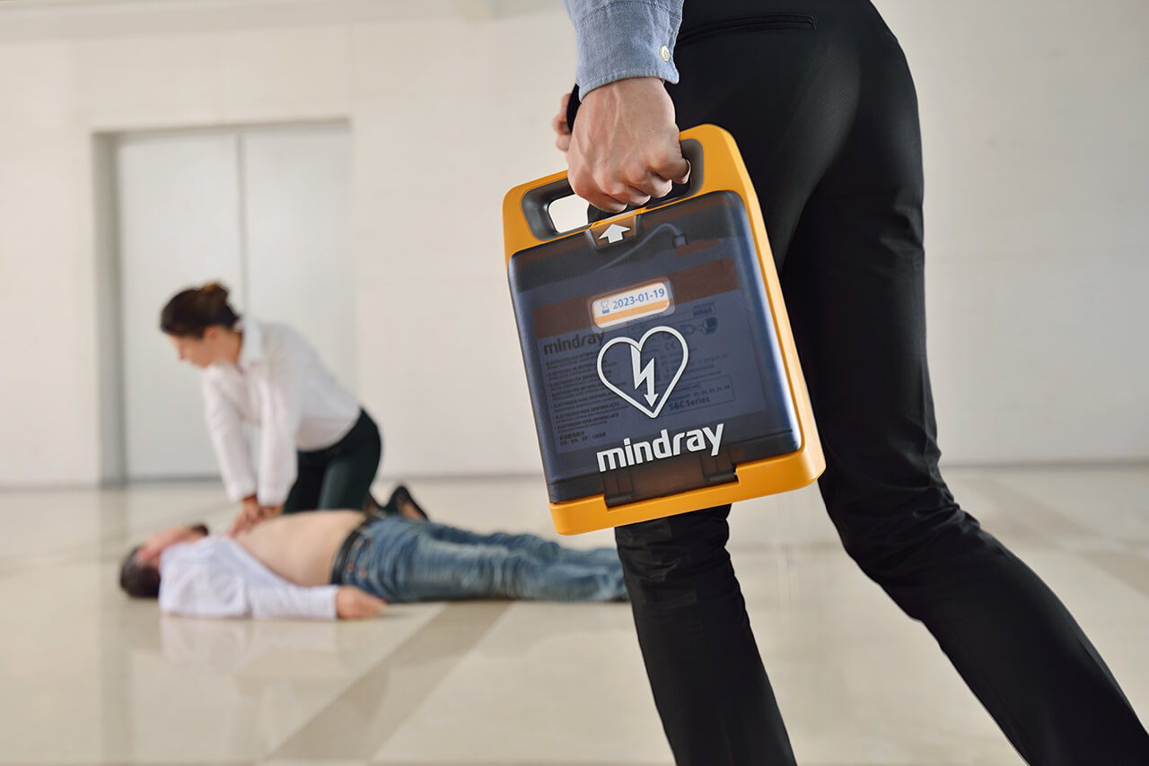 Person rushing with Mindray Defibrillator